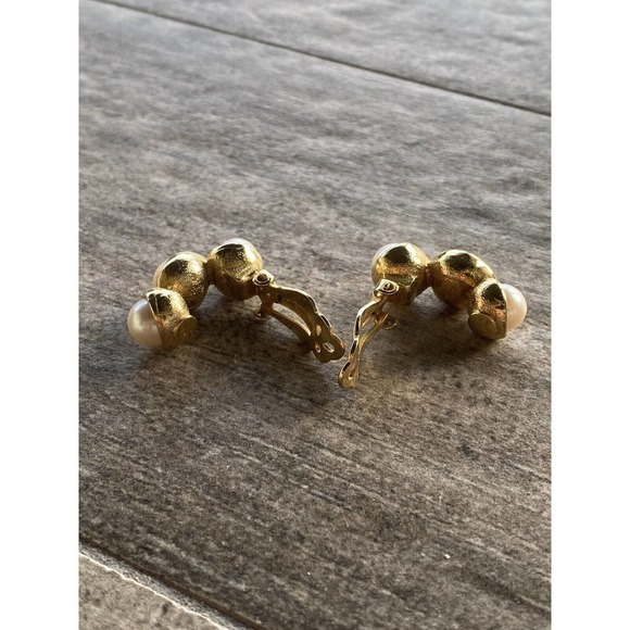 Vintage Clip Ons Earrings Three Faux Pearls Gold Tone Estate - Picture 11 of 12